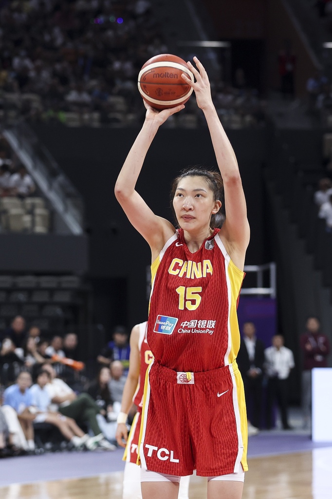 媒体人：韩旭也就26岁但感觉在国家队打了好久 她仍是世界级中锋